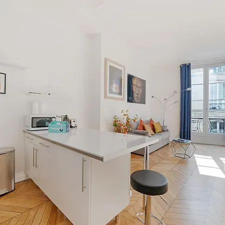 Daire Luxe 1-br Gem Steps From The Louvre & Opera Paris
