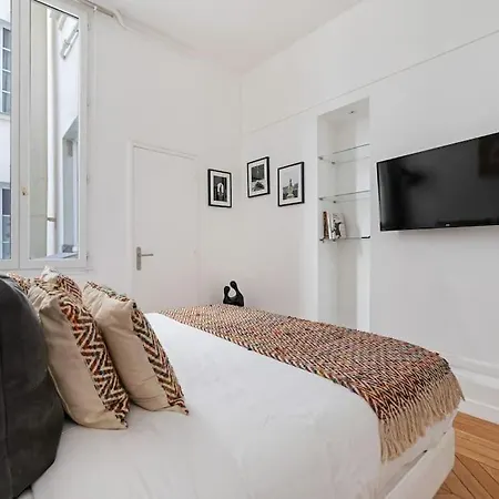 Daire Luxe 1-br Gem Steps From The Louvre & Opera Paris